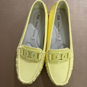 ANNE KLEIN IFLEX YELLOW LOAFERS 8m. like new